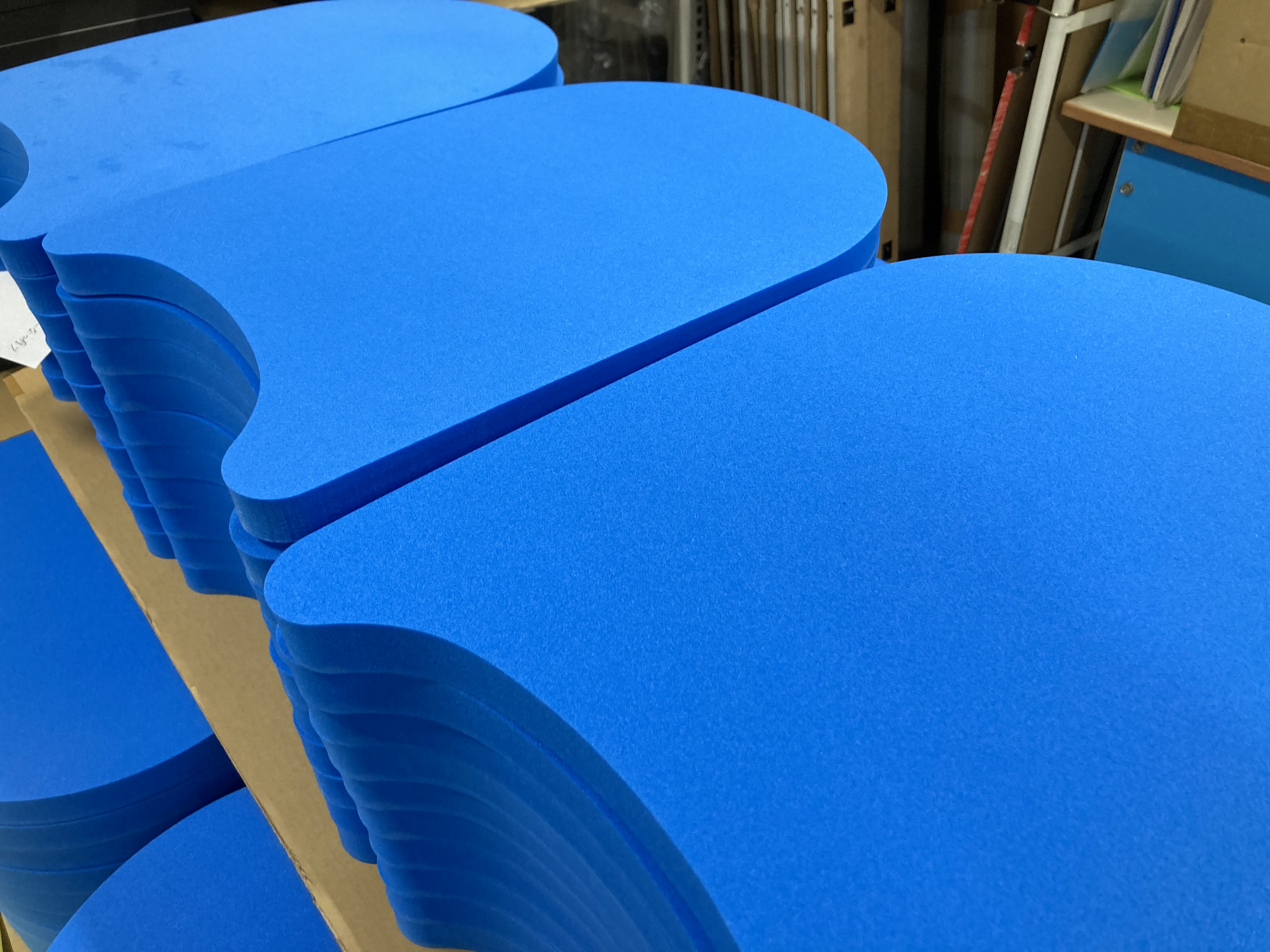 水泳用ビート板 青色 加工事例 甲南ラボ スポンジ ウレタンフォームの提案型加工メーカー 株式会社甲南 水泳用ビート板 青色 加工事例 甲南ラボ スポンジ ウレタンフォームの提案型加工メーカー 株式会社甲南